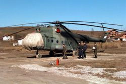 보스니아 헤르체고비나 공화국군의 주요 항공기였던 Mi-8과 Mi-17 헬리콥터. 쵸랄리치 비행장에서 SFOR 요원들의 검사 중인 Mi-8T.