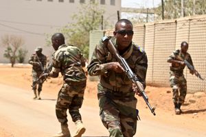 Flintlock 2018 훈련 중 훈련하는 니제르 군인들.