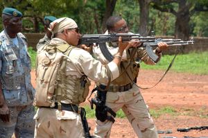 미국 해군 요원이 2007 플린트락 훈련에서 소총 사용법을 알려주고 있다