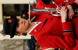 구세군 밴드와 함께 행진할 준비를 하는 여성, E 플랫 테너 혼을 들고 있음, 2013년