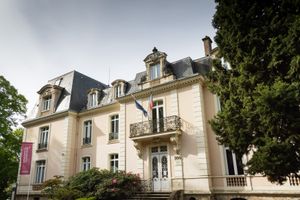 2021년 6월 오르세에 위치한 대학교의 이전 본부인 Château de Launay.