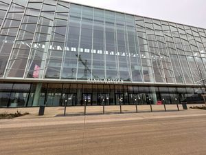 파리-사클레 대학교 사클레 고원에 위치한 앙리 모아상 건물로, 대학교 이학부의 약학부와 생물학 및 화학 부서가 있다.