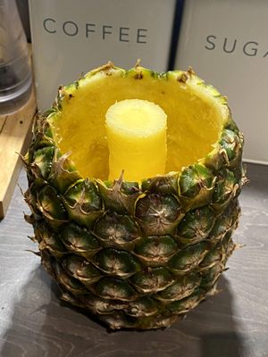 과일 등을 채우기 위해 속을 파내고 씨심을 남겨둔 파인애플