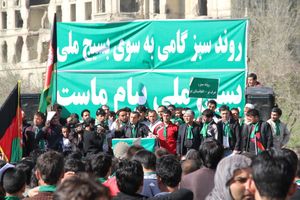 2013년 5월 카불에서 열린 청년 시위에서 연설하는 암룰라 살레