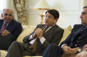 왼쪽부터: 아슈라프 가니, 안와르 울-하크 아하디, 2009년 4월 압둘라