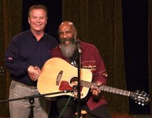 2010년 1월 25일, 언론인 필 콘스탄틴과 함께 있는 헤이븐스