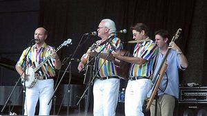 2003년의 킹스턴 트리오: 조지 그로브, 밥 셰인, 바비 호워스 (베이스 연주자 폴 가브리엘슨).