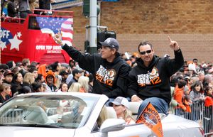 데이브 리게티와 마크 가드너가 2012년 자이언츠 우승 퍼레이드 중