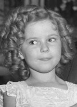 셜리 템플은 미니어처 조각상 형태의 첫 번째 주니어상을 받았다.