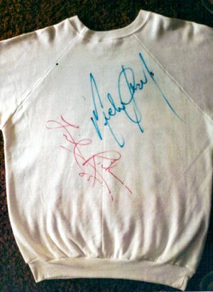 마이클 잭슨과 라이오넬 리치의 친필 사인이 담긴 "We Are the World" 스웨터 뒷면