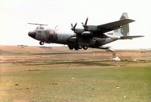 C-130 허큘리스에서 공중 투하되는 자유낙하 포장재