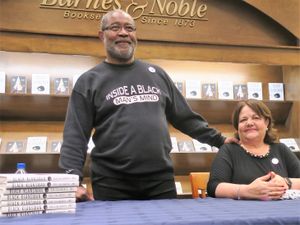 2019년 2월 서명 행사에서 스톨워스