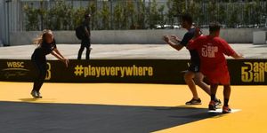 로마에서 열린 베이스볼5 경기, 프랑스 팀이 쿠바 주자를 아웃시키려 시도하고 있다(2018년 5월)