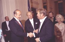 "정식 복장을 한 두 남자, 한 명은 프랑스 대통령, 한 명은 미국 대통령이고, 국빈 만찬에서 정식 복장을 한 세 번째 남자를 맞이한다."