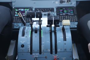 왼쪽부터: 주차 브레이크, 동력, 상태, 플랩 레버가 있는 ATR 72의 중앙 받침대