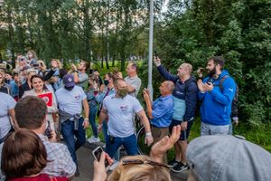 2020년 7월 30일 민스크에서 열린 치하노우스카야 지지 집회. 치하노우스카야는 왼쪽에 있다.