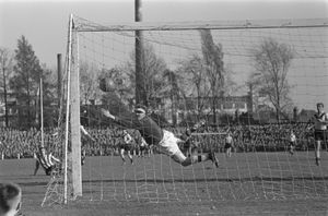 코엔 딜런(1926–1990)이 PSV를 위해 골을 넣고 있다. 배경에는 1958년 확장 공사 이후인 1959년의 관중석 모습을 볼 수 있다.