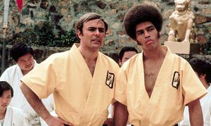 존 색슨(John Saxon)(왼쪽)과 켈리(오른쪽)는 영화 용쟁호투(Enter the Dragon)에 출연했다.