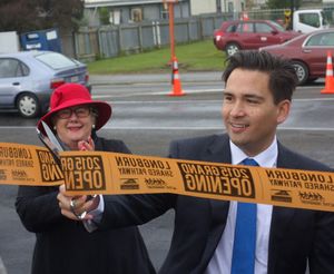 Palmerston North에서 자전거 도로를 개통하는 교통부 장관 브리지스