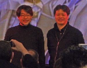 요시노리 기타세(오른쪽)와 아트 디렉터 카미코쿠료 이사무 (왼쪽)가 2010년 3월 런던 HMV에서 열린 파이널 판타지 XIII 출시 행사에서
