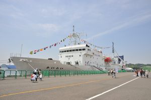 심해 잠수 ROV의 지원선으로 RV 카이레이가 사용된다.