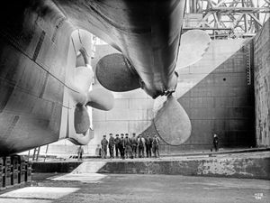 건조중인 RMS 타이타닉의 스크류