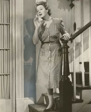 Lola (셜리 부스)가 리틀 셰바를 부르고 있다.