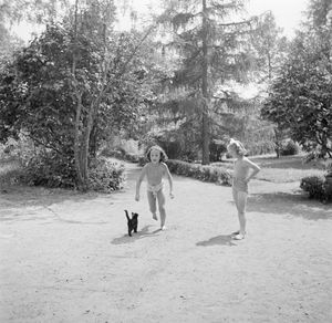 1948년 어린 시절의 이리니 공주 (왼쪽)