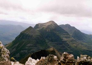Liathach와 Beinn Eighe의 모습. 앞쪽에는 915m 높이의 먼로 "톱"인 Stuc a' Choire Dhuibh Bhig가, 배경에는 두 개의 먼로 봉우리가 보인다.