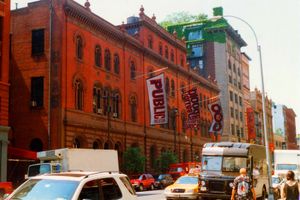 스트립은 퍼블릭 시어터(The Public Theater)에서 다수의 작품에 출연하며 경력을 시작했다.