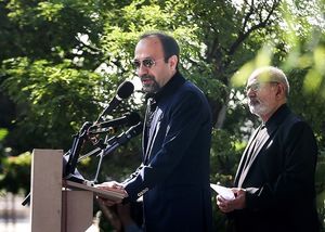 아스가르 파르하디가 아바스 키아로스타미의 장례식에서 연설하고 있다, 이란 테헤란