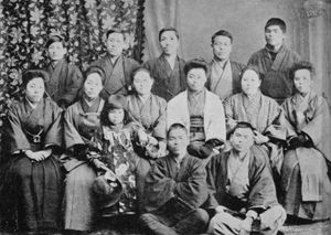 뒷줄 왼쪽부터 야마카와 히토시, 모리타 아리우, 모리치카 운페이, 사카이 토시히코, 사토 사토루. 중간줄 왼쪽부터 한 명 건너 사카이 타메코, 소녀 시절의 사카이 마가라, 야마카와의 아내 오스가 사토코.