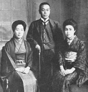 왼쪽부터 사카이 타메코(토시히코의 두 번째 아내), 사카이 토시히코, 사카이 마가라(토시히코와 첫 번째 아내 미치코 사이에서 태어난 아이). 1919년경 촬영.