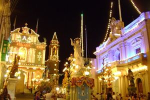 몰타 아샤크에서 열리는 성모 승천 대축일 동안의 마을 장식