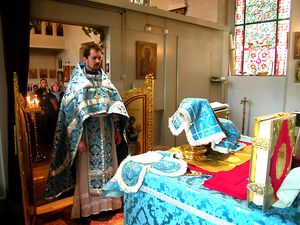 대입당 후 제대 앞에 선 사제