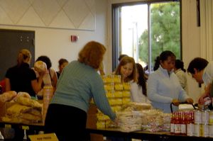 자원봉사자들이 Feeding America가 운영하는 푸드뱅크에서 식료품을 나눠주고 있다.