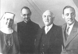 발타자르(왼쪽에서 두 번째)와 그의 여동생, 아버지, 형제