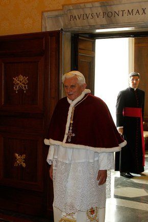 붉은색 겨울용 모제타를 입은 교황 베네딕토 16세