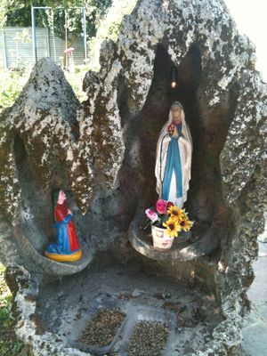 동굴에 묘사된 루르드의 발현