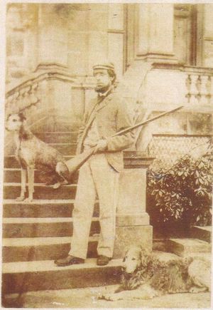 1870년대 기서चन에서 사육사와 함께 앉아 있는 노우스