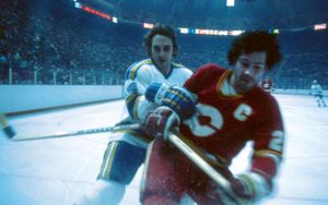 블루스와 캘거리 플레임스의 경기, 1980–81 시즌 당시 아레나의 이름은 더 체커돔이었다