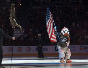 캘리포니아 주 방위군 회원들과 함께 있는 와일드 윙, 개막전 전에