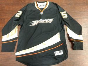 홈 경기 유니폼(2대). 어웨이 유니폼은 베이스 색상이 검정에서 흰색으로 변경.