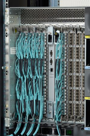 SFP+ 모듈과 LC 광섬유 커넥터가 장착된 파이버 채널 디렉터 및 OM3(Optical Multimode 3) 광섬유(아쿠아)