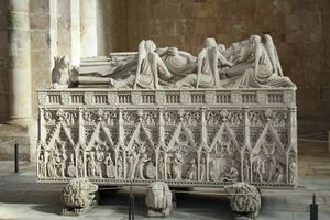 아코바사에 있는 포르투갈의 페드루 1세의 14세기 정교한 무덤