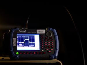 527 우주 공격대에서 사용되는 휴대용 스펙트럼 분석기