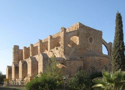 성 베드로와 바오로 교회(1359)는 1571년 모스크로 개조되어 시난 파샤 모스크로 개명되었다.