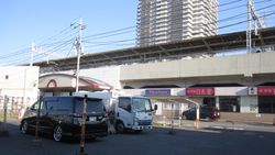 야쓰카역 서쪽 출구 (2017년 12월)