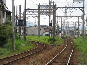 무로역 동쪽에 있는, 구와나 방면(왼쪽)과 이비 방면(오른쪽)의 분기점. 이비 방면의 조금 뒤쪽에 무로역 플랫폼이 보인다