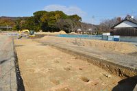 후추 유적과 후모리 신사(뒤쪽) (2019년 발굴 조사 시)